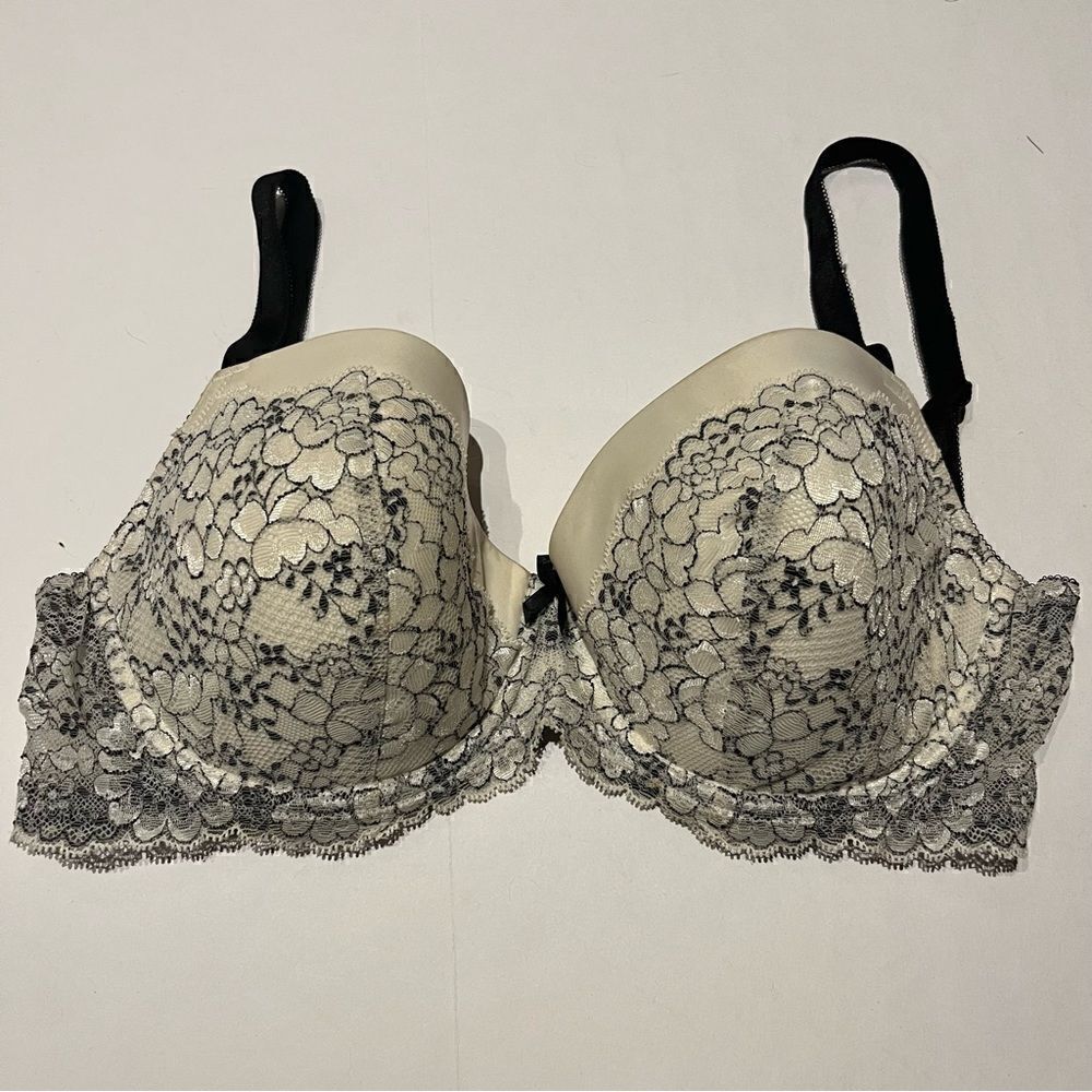 Victoria's Secret Bra Dream Angels Lined Demi 34DDD Cream with black trim & lace